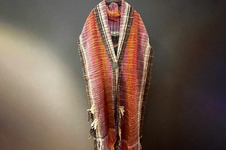 Singularitaet-Coma_Wollschal_handgewebt_handgefaerbt_Glut-im-Kamin-1-1200×800