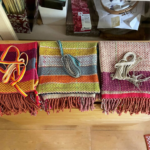 Singularitaet-Coma_handgefertigte-Einzelstuecke_Handtuch_koeperbindung_bunt-1