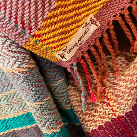 Singularitaet-Coma_handgefertigte-Einzelstuecke_Handtuch_koeperbindung_bunt-1