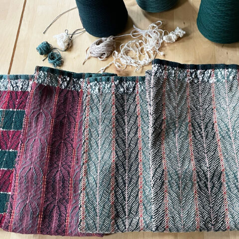 Singularitaet-Coma_handgefertigte-Einzelstuecke_Handtuch_gruen_rot_Baumwolle_1