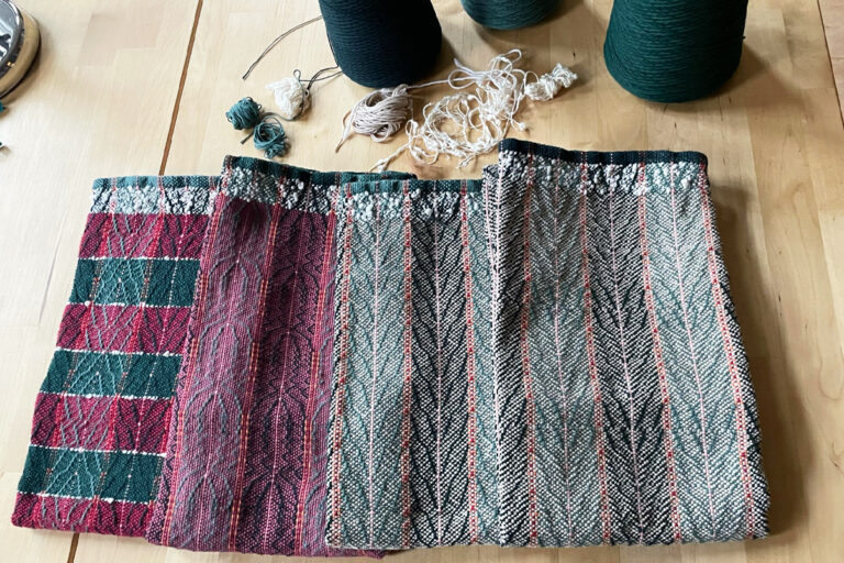 Singularitaet-Coma_handgefertigte-Einzelstuecke_Handtuch_gruen_rot_Baumwolle_1