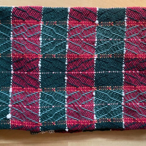 Singularitaet-Coma_handgefertigte-Einzelstuecke_Handtuch_gruen_rot_Baumwolle_1