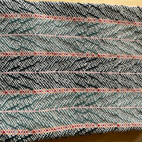 Singularitaet-Coma_handgefertigte-Einzelstuecke_Handtuch_gruen_rot_Baumwolle_1