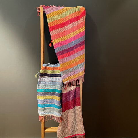 Singularitaet-Coma_handgefertigte-Einzelstuecke_Handtuch_koeperbindung_bunt-1