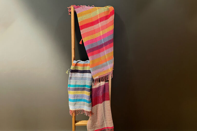 Singularitaet-Coma_handgefertigte-Einzelstuecke_Handtuch_koeperbindung_bunt-1