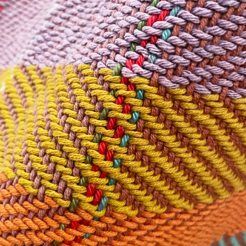 Singularitaet-Coma_handgefertigte-Einzelstuecke_Handtuch_koeperbindung_bunt-1