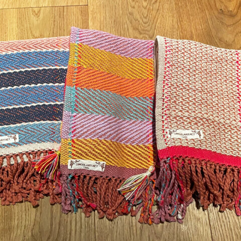 Singularitaet-Coma_handgefertigte-Einzelstuecke_Handtuch_koeperbindung_bunt-1