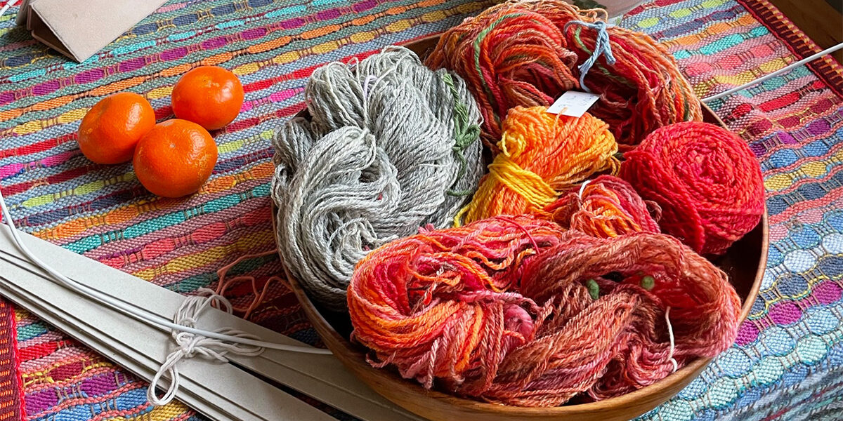 Singularitaet-Come_handgefertigte-Einzelstuecke_-handgesponnen__Wolle_1