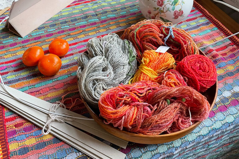 Singularitaet-Come_handgefertigte-Einzelstuecke_-handgesponnen__Wolle_1