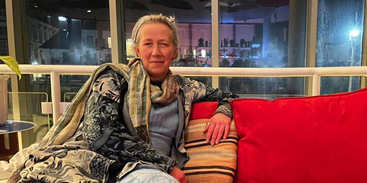 singularitaet-coma_-handgefertigte-Einzelstuecke_-me-on-the-sofa_1