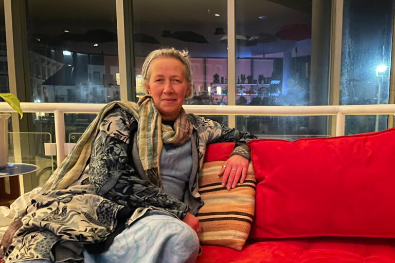 singularitaet-coma_-handgefertigte-Einzelstuecke_-me-on-the-sofa_1