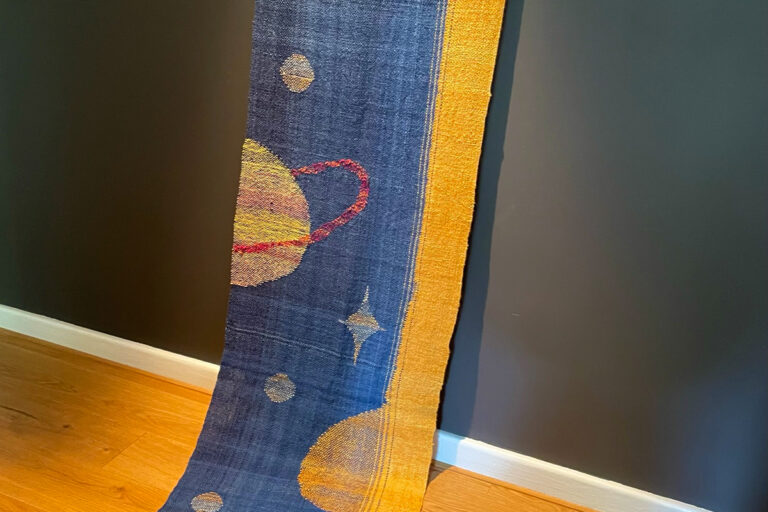 singularitaet-coma_handgefertigte-Einzelstuecke_Universum_selbstgefaerbt_selbstgesponnen_kunst_3