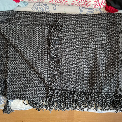 singularitaet-coma_handgefertigte-einzelstuecke_wolldecke-grau_3