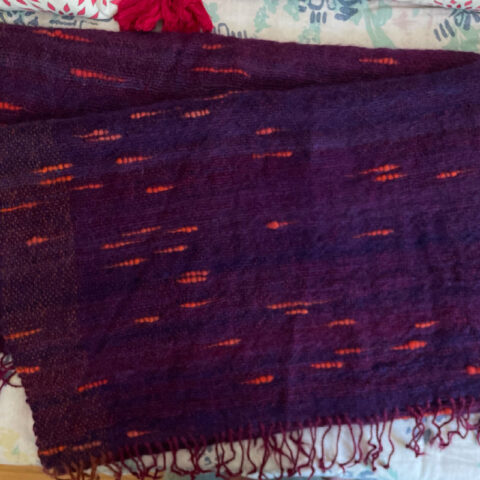 singularitaet-coma_handgefertigte-Einzelstuecke_auberginefarbene-Wolldecke_3