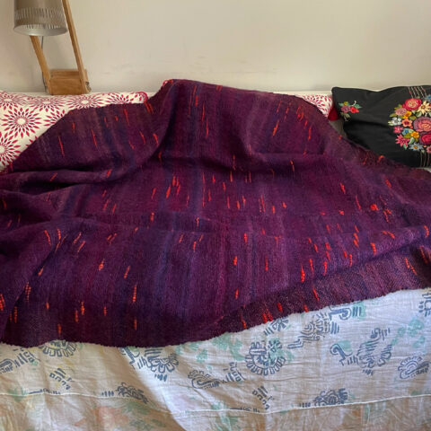 singularitaet-coma_handgefertigte-Einzelstuecke_auberginefarbene-Wolldecke_3