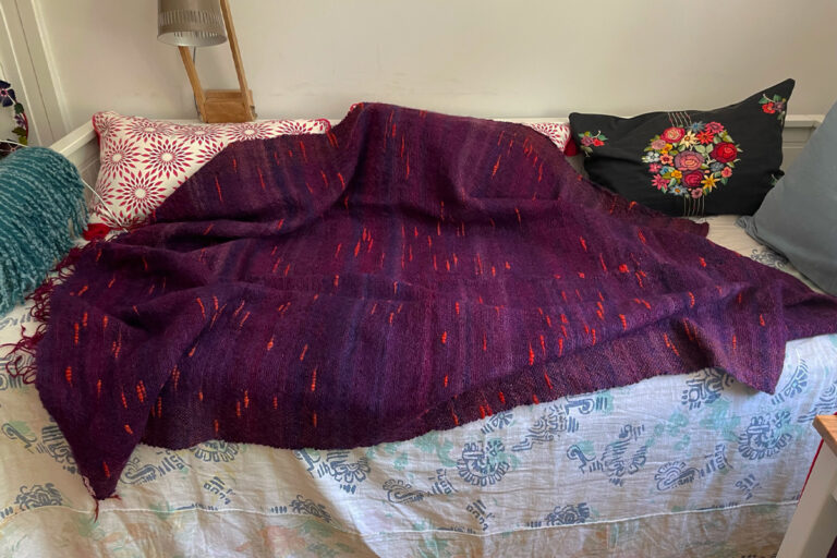 singularitaet-coma_handgefertigte-Einzelstuecke_auberginefarbene-Wolldecke_3