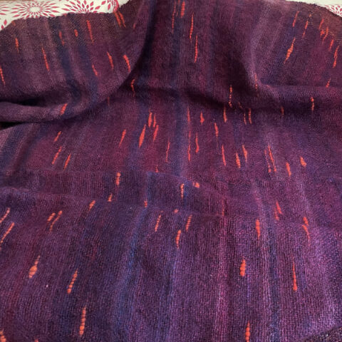 singularitaet-coma_handgefertigte-Einzelstuecke_auberginefarbene-Wolldecke_3
