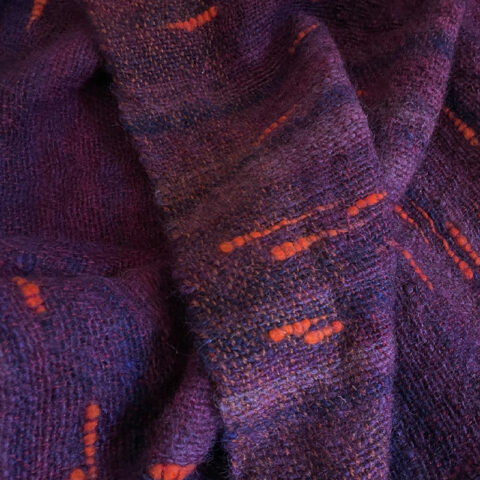 singularitaet-coma_handgefertigte-Einzelstuecke_auberginefarbene-Wolldecke_3