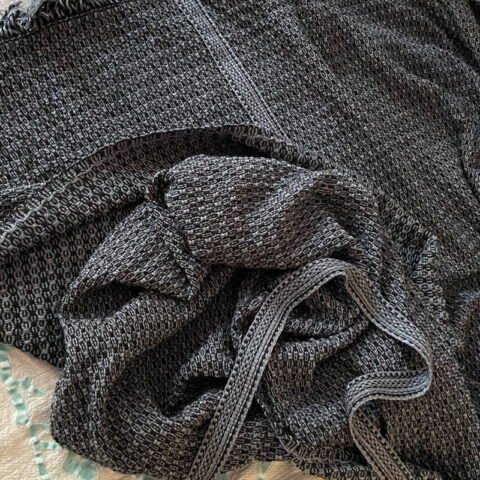 singularitaet-coma_handgefertigte-einzelstuecke_wolldecke-grau_3