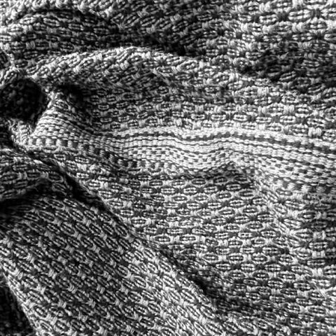 singularitaet-coma_handgefertigte-einzelstuecke_wolldecke-grau_3