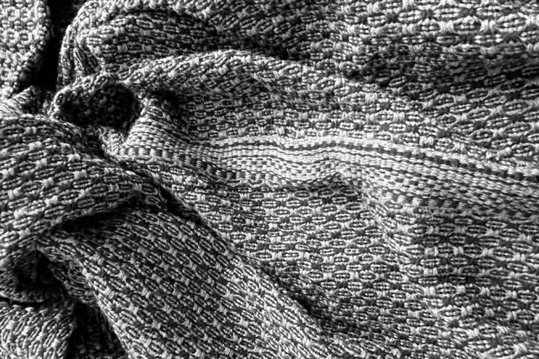 singularitaet-coma_handgefertigte-einzelstuecke_wolldecke-grau_3