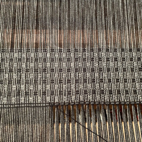 singularitaet-coma_handgefertigte-einzelstuecke_wolldecke-grau_3