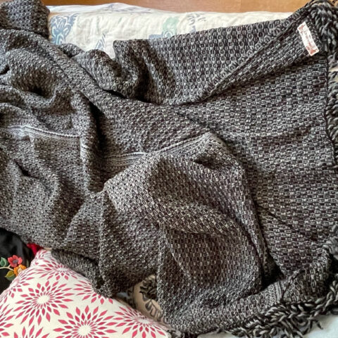 singularitaet-coma_handgefertigte-einzelstuecke_wolldecke-grau_3