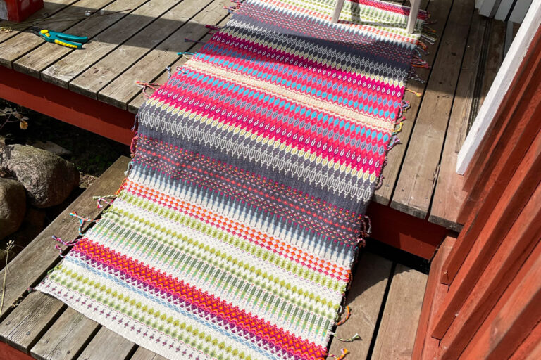 Singularitaet-Coma_Handgefertigte-Einzelstuecke_-Teppiche_Krogbragd-3-1200-x800