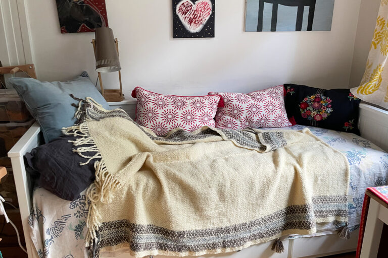 singularitaet-coma_handgefertigte-Einzelstuecke_-Wolldecke_Wolle_Sariseide_1