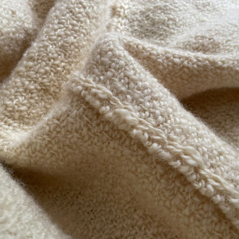 singularitaet-coma_handgefertigte-Einzelstuecke_-Wolldecke_Wolle_Sariseide_1