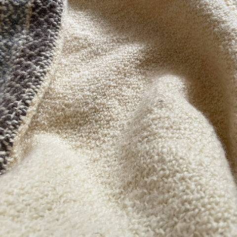 singularitaet-coma_handgefertigte-Einzelstuecke_-Wolldecke_Wolle_Sariseide_1