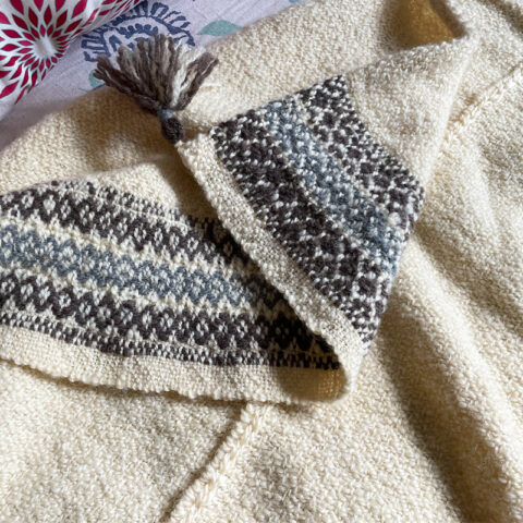 singularitaet-coma_handgefertigte-Einzelstuecke_-Wolldecke_Wolle_Sariseide_1