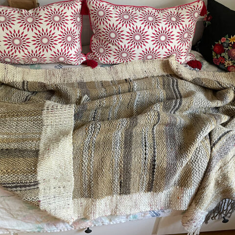 singularitaet-coma_handgefertigte-Einzelstuecke_Wolldecke_-sandfarben_10