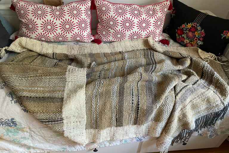 singularitaet-coma_handgefertigte-Einzelstuecke_Wolldecke_-sandfarben_10