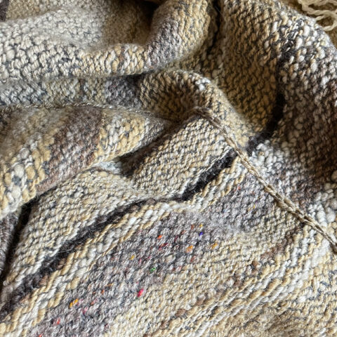singularitaet-coma_handgefertigte-Einzelstuecke_Wolldecke_-sandfarben_10