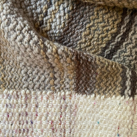 singularitaet-coma_handgefertigte-Einzelstuecke_Wolldecke_-sandfarben_10