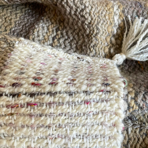 singularitaet-coma_handgefertigte-Einzelstuecke_Wolldecke_-sandfarben_10