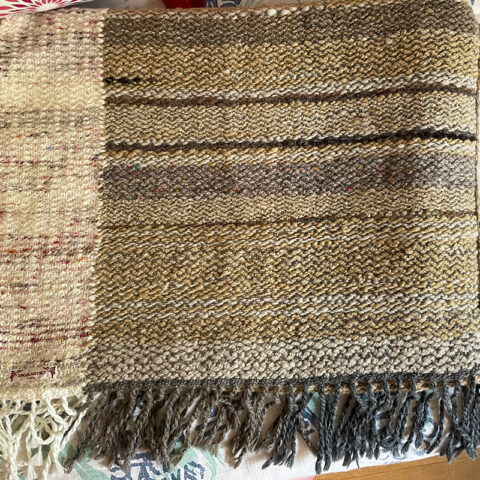 singularitaet-coma_handgefertigte-Einzelstuecke_Wolldecke_-sandfarben_10