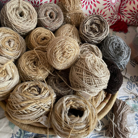 singularitaet-coma_handgefertigte-Einzelstuecke_Wolldecke_-sandfarben_10