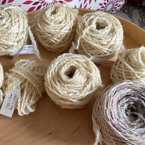 singularitaet-coma_handgefertigte-Einzelstuecke_Wolldecke_-sandfarben_10