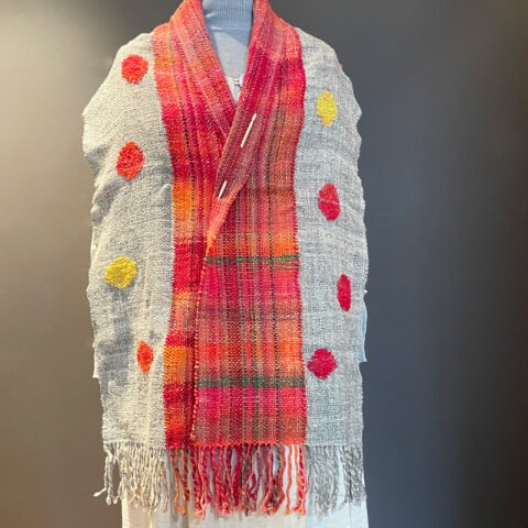 Singularitaet-Coma_handgefertigte-Einzelstuecke_Schal_red-dot_Wolle_1