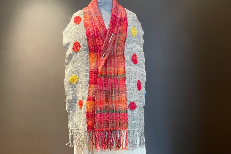 Singularitaet-Coma_handgefertigte-Einzelstuecke_Schal_red-dot_Wolle_1