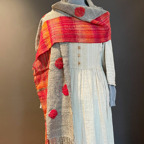 Singularitaet-Coma_handgefertigte-Einzelstuecke_Schal_red-dot_Wolle_1