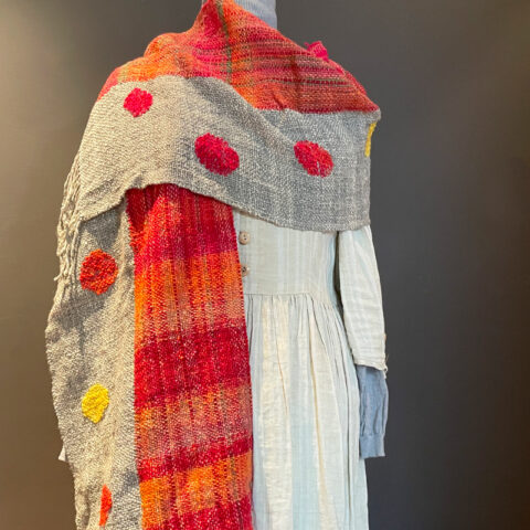 Singularitaet-Coma_handgefertigte-Einzelstuecke_Schal_red-dot_Wolle_1