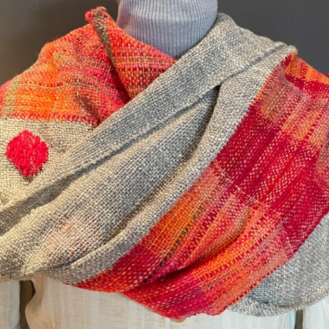 Singularitaet-Coma_handgefertigte-Einzelstuecke_Schal_red-dot_Wolle_1