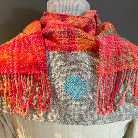 Singularitaet-Coma_handgefertigte-Einzelstuecke_Schal_red-dot_Wolle_1