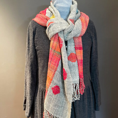 Singularitaet-Coma_handgefertigte-Einzelstuecke_Schal_red-dot_Wolle_1