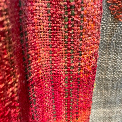 Singularitaet-Coma_handgefertigte-Einzelstuecke_Schal_red-dot_Wolle_1