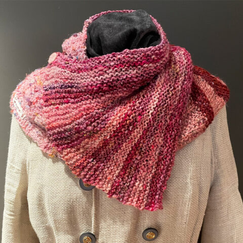 singularitaet-coma_handgefertigte-Einzelstuecke_Schal_strick_rot_1