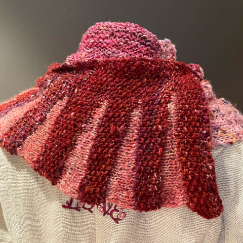 singularitaet-coma_handgefertigte-Einzelstuecke_Schal_strick_rot_1